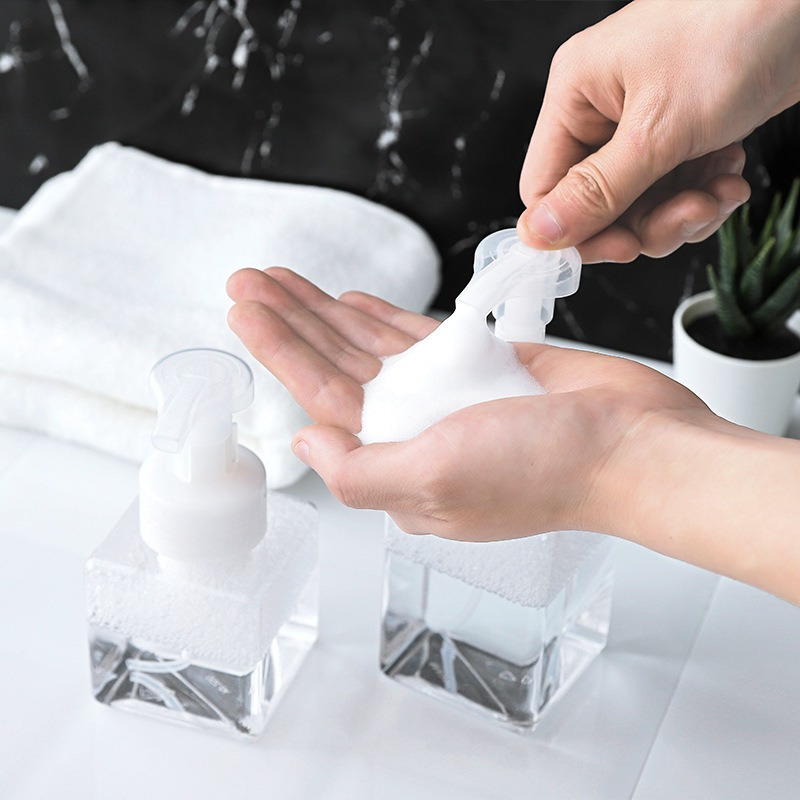قطعتان من موزع الصابون البلاست - مراجعة Soap Making Foam وسعره